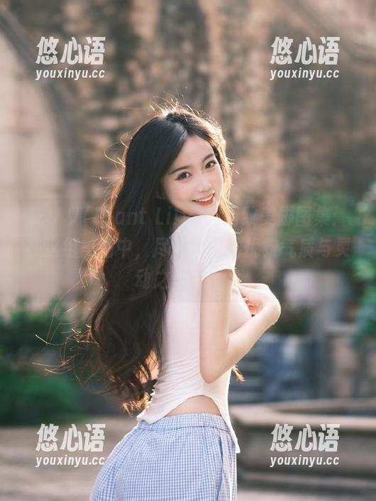 花リリ(Plant Lily)的精致美脚图集：在这组美图中，尽情领悟她优雅气质与灵动之美！.txt